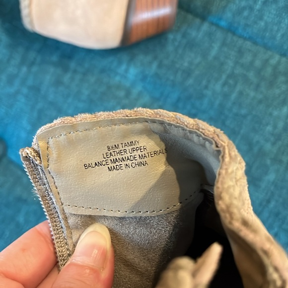 EUC Crown Vintage Tammy Gray Suede Fringe Ankle Boots size 8.5 - Picture 4 of 4